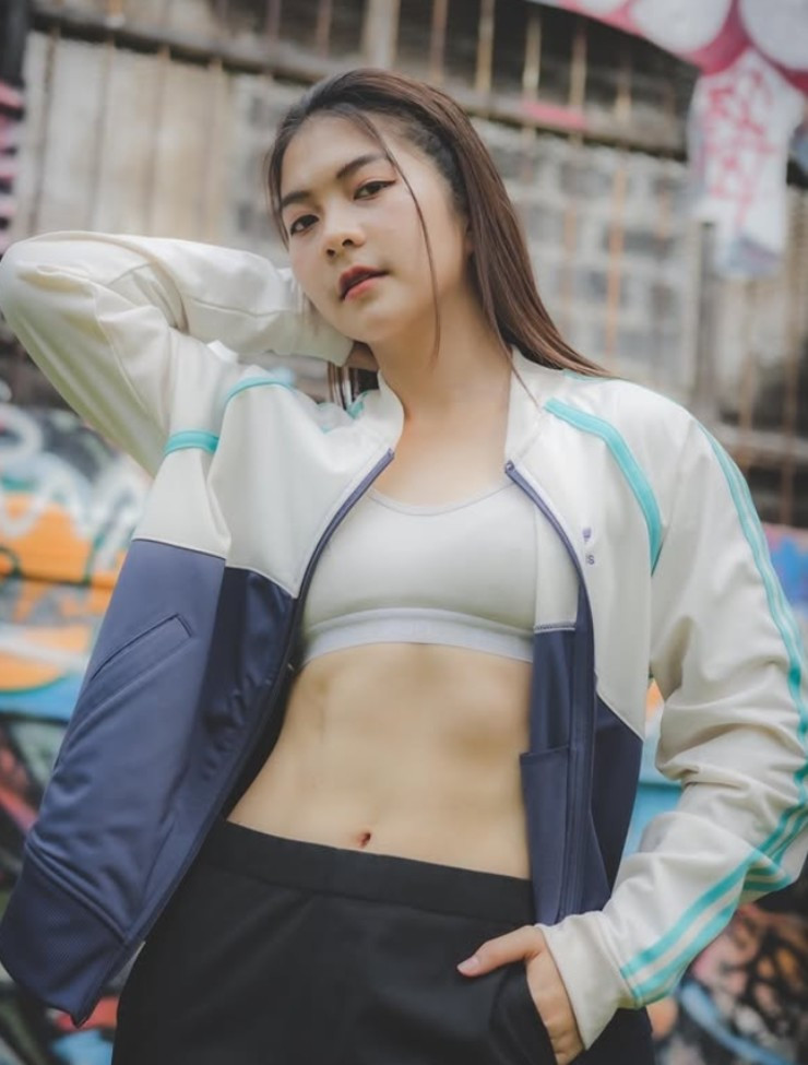 Ở tuổi 14, Mansicha chuyển đến Bangkok để tiếp tục học tập và luyện tập tại trường Thepleela trước khi theo học Đại học Rangsit.