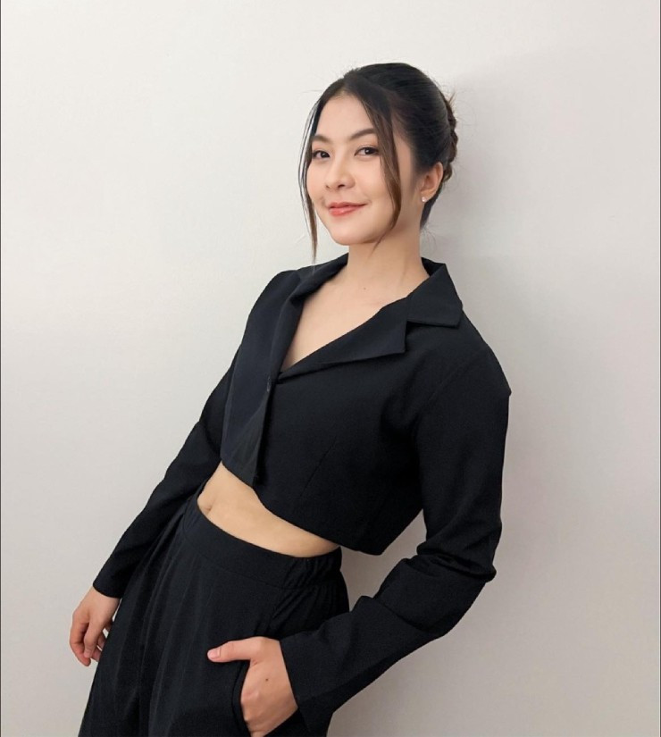 Không chỉ gây ấn tượng trên thảm đấu, Mansicha còn thu hút sự chú ý nhờ vẻ ngoài xinh đẹp và nụ cười rạng rỡ.