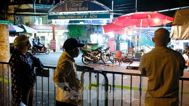 Nhận được tin báo, chợ Long Biên đã tổ chức lập rào chắn, tạm thời cách ly khu vực bán đồ hải sản để tiến hành các công tác phòng chống dịch.