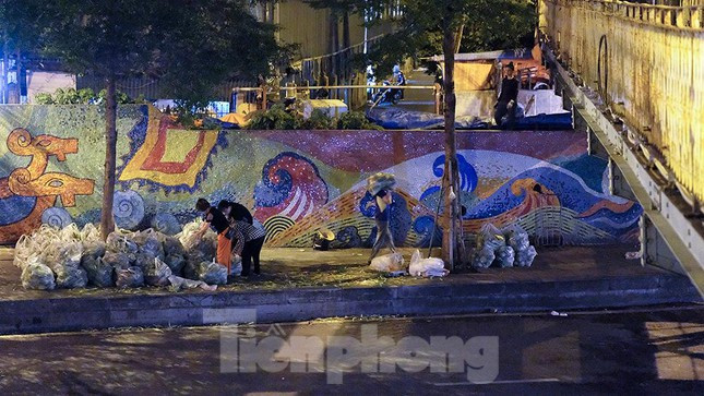 Tiểu thương tập kết hàng bên ngoài đường Yên Phụ vì không được mang vào chợ qua cổng chính.