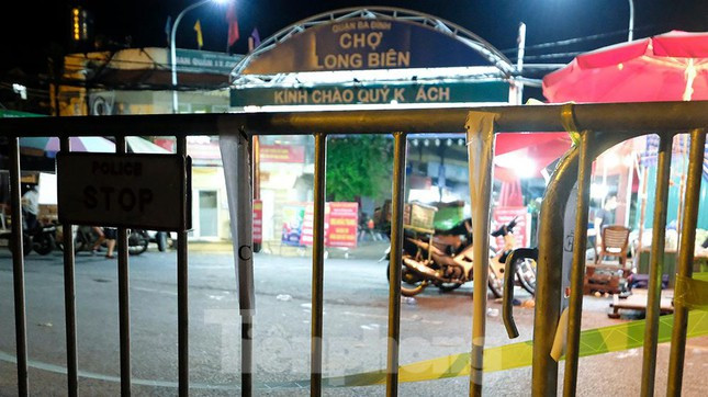 Hàng rào tạm tạo khoảng ngăn cách giữa chợ với giao thông bên ngoài