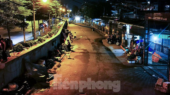 Chợ Long Biên có 3 khu hàng hóa chính là tôm cá (hải sản), rau củ và hoa quả. Sau khi cổng chính bị rào chắn, toàn bộ những khu hàng còn lại cũng vắng tanh, không còn cảnh người mua kẻ bán tấp nập như mọi tối.