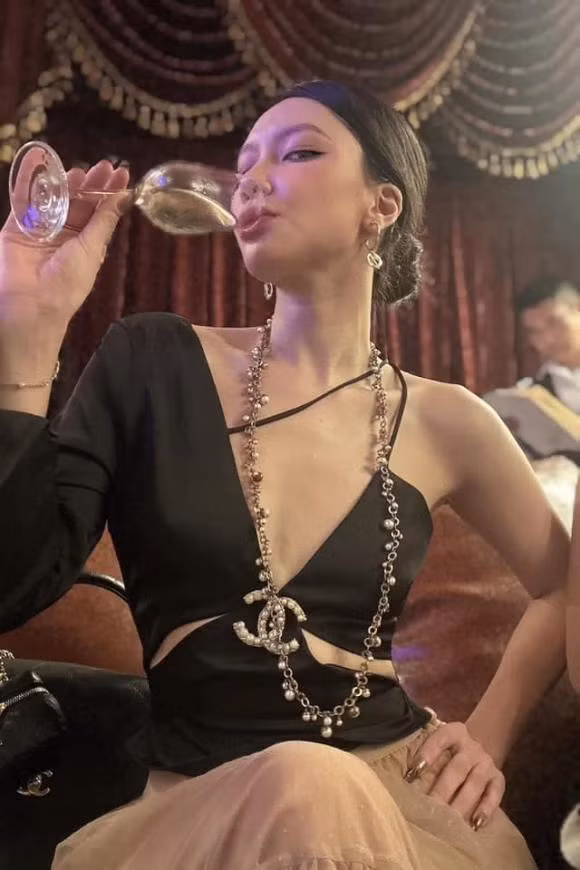 Không chỉ là gương mặt MC, diễn viên nổi tiếng, Minh Hà còn "đá sân" sang lĩnh vực kinh doanh quần áo, mỹ phẩm. Nữ MC VTV gây ấn tượng với hình mẫu lý tưởng của một người phụ nữ độc thân xinh đẹp và giàu có.