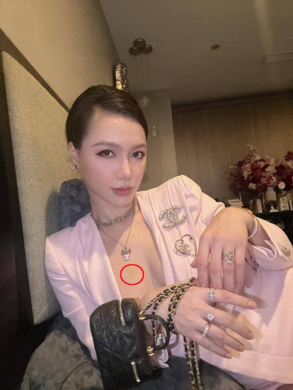 Mới đây, MC Minh Hà đăng ảnh của mình và chia sẻ về một bộ phim mà cô đã xem. Dưới bình luận, có một cư dân mạng lại soi vết tím trên vòng một của cô. "Hãy nhìn kỹ, có chỗ tím", cư dân mạng này viết.