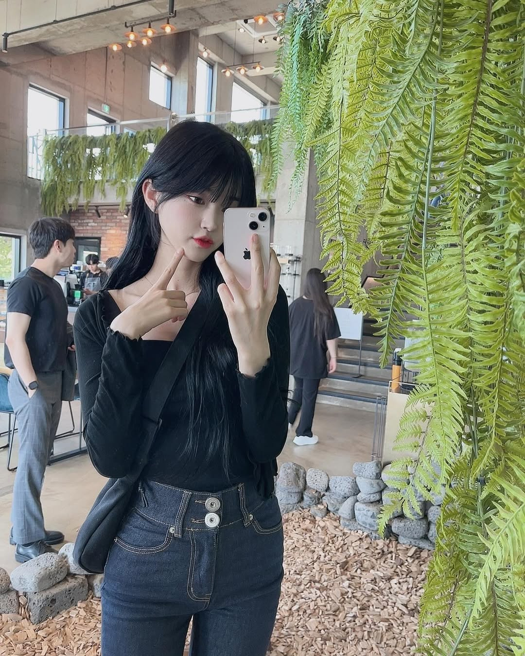 Moon-wol cũng không phải là bình hoa di động. Cụ thể, cô nàng cũng sở hữu khả năng vũ đạo tương đối tuyệt vời. Chỉ có điều, bên cạnh tài năng, nàng hot girl cũng từng dính vào không ít ồn ào chỉ bởi thói vạ miệng.