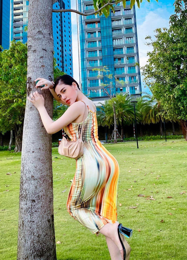 Hình ảnh đời thường của Thanh Nhàn càng khiến dân tình bất ngờ hơn. Rời bục giảng, cô nàng “gây sốc” với vóc dáng gợi cảm, gu thời trang bốc lửa. Cô được mệnh danh là “nữ giáo viên quyến rũ nhất Việt Nam”.