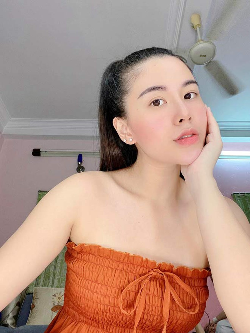 Những thiết kế bikini được Thanh Nhàn chưng diện thường có đường xẻ hông cao hun hút, tôn vòng 3 quyến rũ.