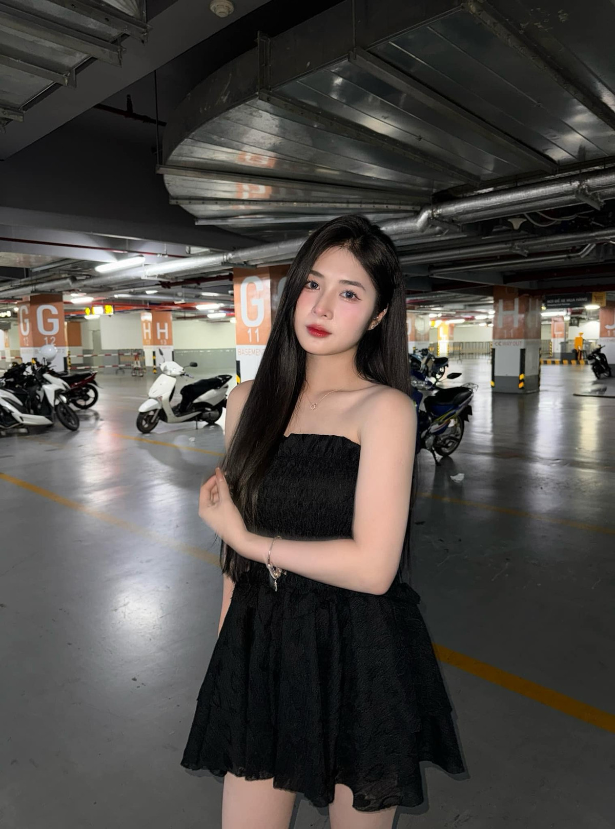 Vốn là hot TikToker sở hữu triệu người theo dõi, bạn gái tuyển thủ Liên Quân có tiếng, Quỳnh Alee được người hâm mộ biết đến với những clip nhảy cực cuốn hút cũng như nhiều khoảnh khắc khoe vóc dáng gợi cảm.