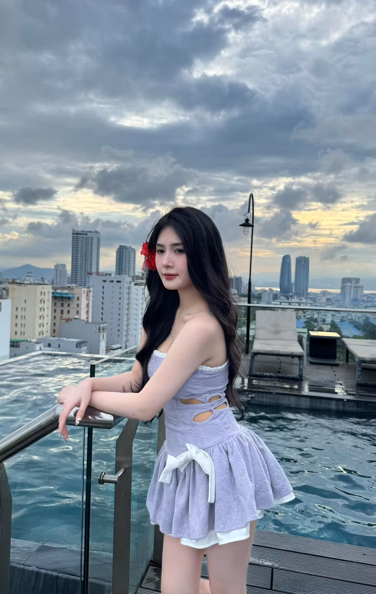 Bài đăng lợi dụng hình ảnh của Quỳnh Alee được tài khoản gần 21 nghìn lượt theo dõi, có tích xanh đăng tải. Nhìn vào những hình ảnh có can thiệp chỉnh sửa và dòng chú thích này, dễ dàng nhận ra mục đích của kẻ giả mạo.