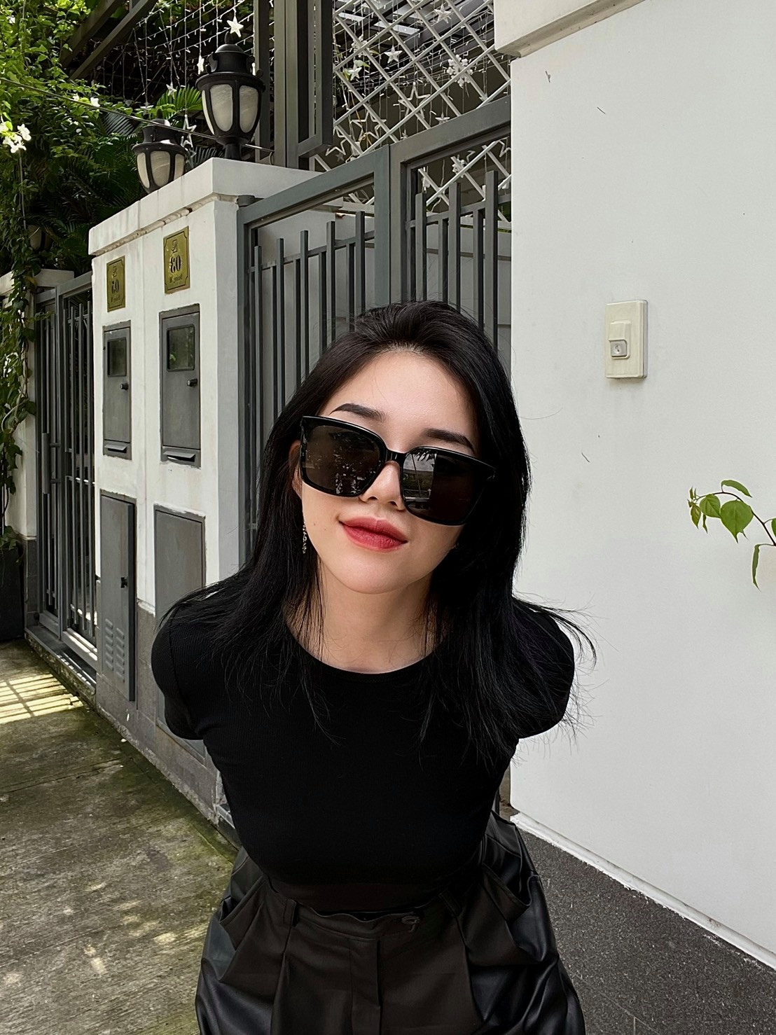 Tuy nhiên, khi nói chuyện thì liên tục đề cập đến vấn đề nhạy cảm. Cô cũng giữ một số đoạn tin nhắn từ trước đó.