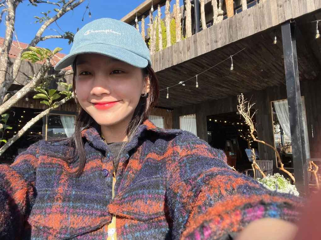 Thu Hà Ceri từng đóng vai Ninh "loe" trong phim "Món quà của cha" năm 2023. Từ đầu năm đến nay, nữ diễn viên gây chú ý khi góp mặt trong các phim điện ảnh như "Lật mặt 7: Một điều ước", "Móng vuốt".