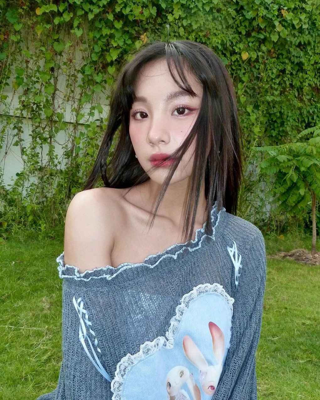 "Đôi mắt mèo" đặc trưng cùng mái tóc ngắn tinh nghịch giúp diễn viên gốc Lạng Sơn được khen ngoại hình gợi nhớ đến diễn viên Kim Da Mi và nhiều hot girl của Hàn Quốc.