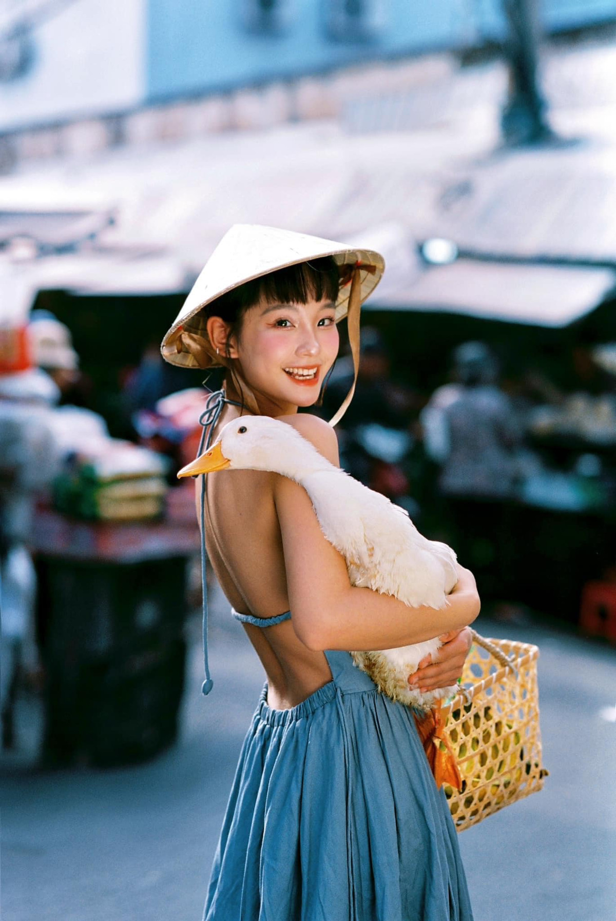 "Tôi gắn với hình ảnh trẻ trung, nhẹ nhàng, nữ tính quá lâu. Vì vậy, tôi muốn thay đổi phong cách một chút, để trải nghiệm được nhiều hơn", Thu Hà Ceri từng cho biết.