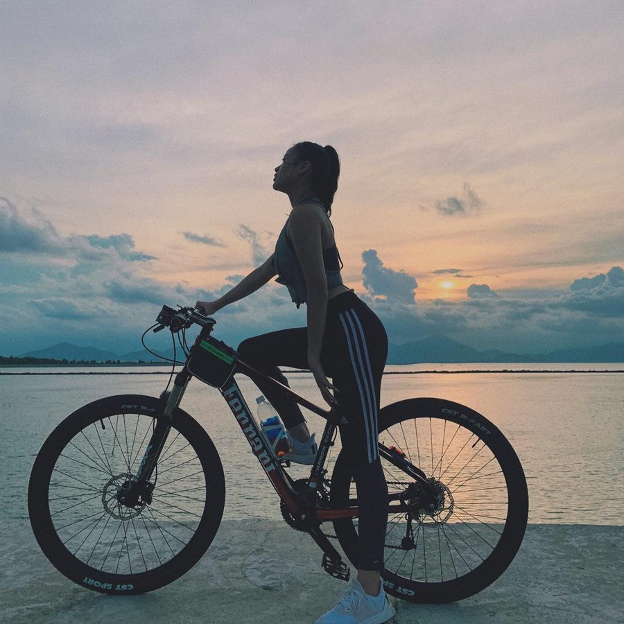 Sau khi rời đồng phục bay, cô nàng Phương Ly gây ấn tượng bởi vẻ xinh đẹp tự nhiên, cách ăn mặc nóng bỏng cuốn hút.