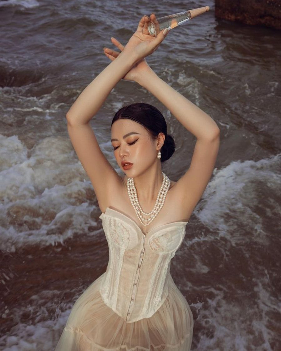 Tiếp viên trưởng Vietnam Airlines Trần Phương Ly có chiều cao 1,62m cùng thân hình cân đối.