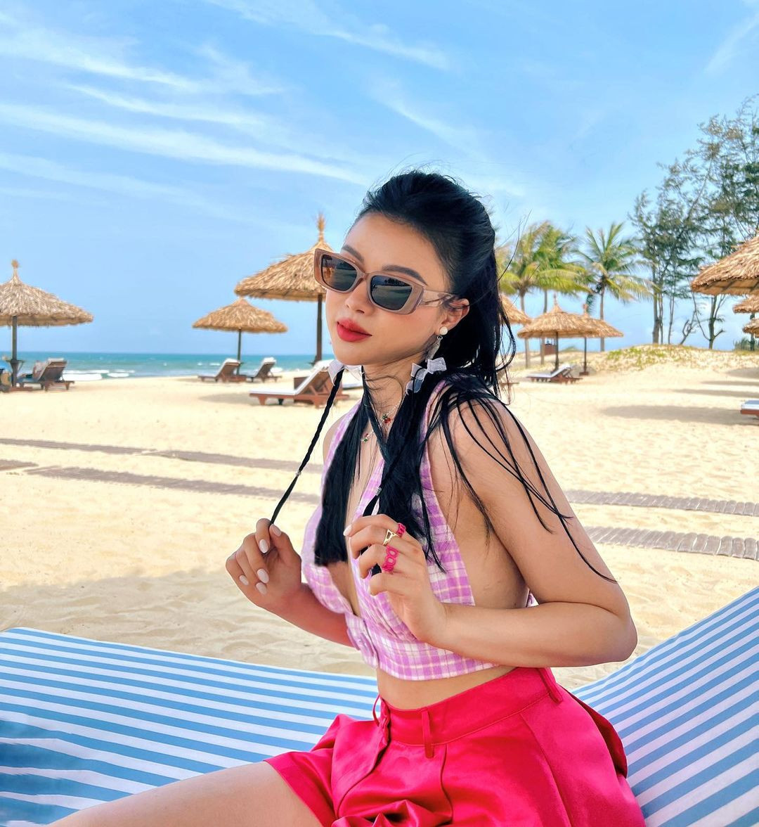 Trên trang cá nhân của mình, Phương Ly thường xuyên đăng tải những tấm hình khoe body nóng bỏng.