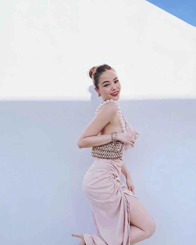 Người đẹp 34 tuổi khoe vóc dáng cực quyến rũ trong bộ trang phục khá điệu đà.