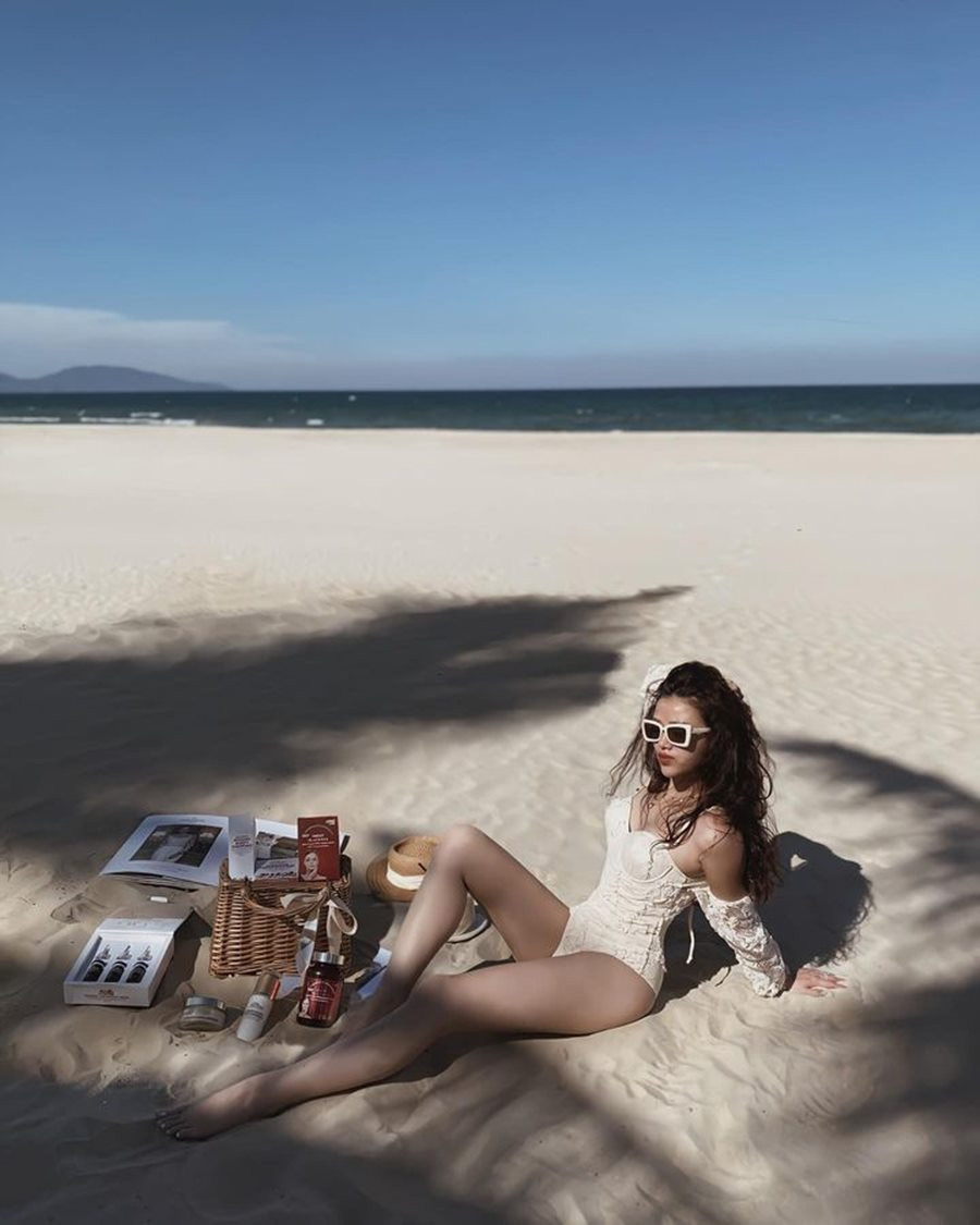 Trần Phương Ly sinh năm 1989, tốt nghiệp đại học ở Sydney và trở về nước rẽ ngang sang nghề tiếp viên hàng không vì quá đam mê. Tính đến nay đã tròn 9 năm cô theo đuổi đam mê và gặt hái được nhiều thành tựu đáng nể.