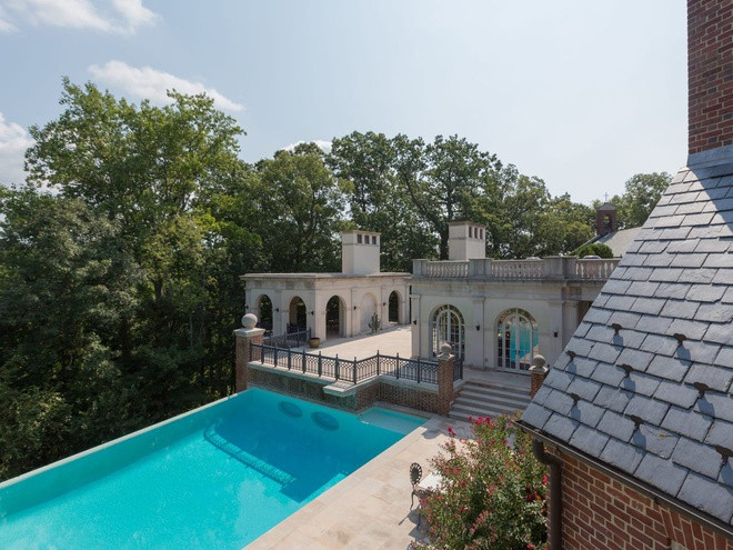 Ở vị trí từng là ký túc xá của trường nội trú, doanh nhân Phillips cho xây một bể bơi vô cực dài 18 m.