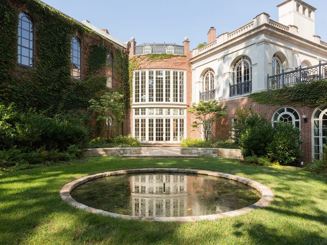 Phillips, CEO của Công ty thủy hải sản Phillips Seafood có trụ sở tại Maryland, mua căn nhà giá 2,5 triệu USD với dự định biến nó thành ngôi nhà mơ ước của mình và mất nhiều năm để cải tạo căn nhà. Kết quả cuối cùng vượt xa mong đợi của ông.