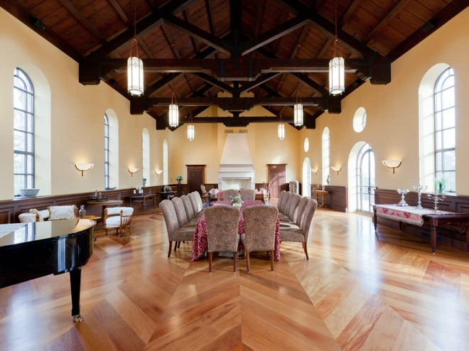 Khu vực trước đây là tu viện được cải tạo thành phòng khiêu vũ.