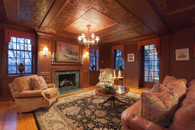 Một số phòng trong dinh thự, như căn phòng ốp gỗ này, mang lại cảm giác như đến từ một thời đại khác.