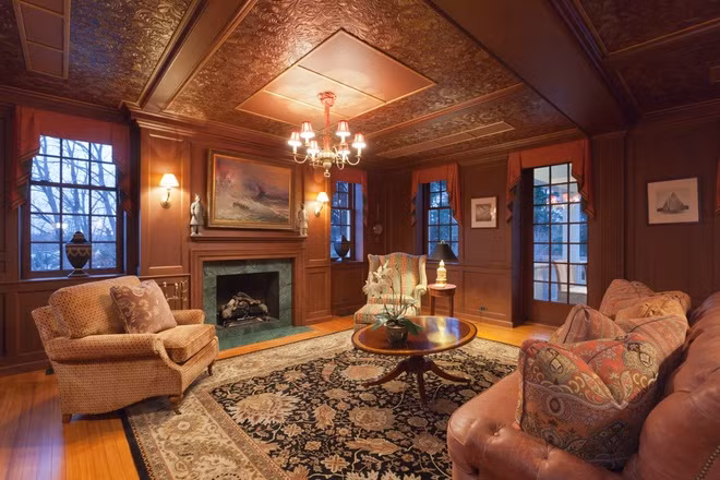 Một số phòng trong dinh thự, như căn phòng ốp gỗ này, mang lại cảm giác như đến từ một thời đại khác.