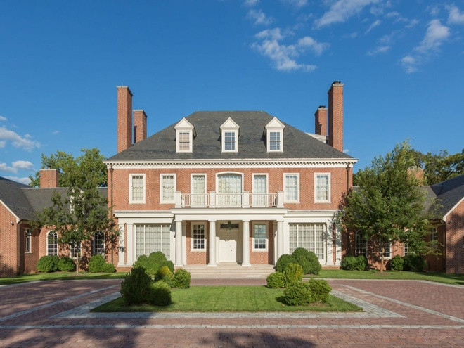 Được bao quanh bởi rừng cây, dinh thự này nằm trên khu đất rộng 9,3 hecta ở thành phố Annapolis, bang Maryland, cách Washington, DC. khoảng một giờ lái xe.