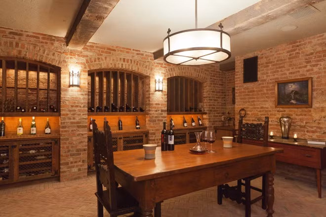 Hầm rượu theo phong cách cổ xưa.