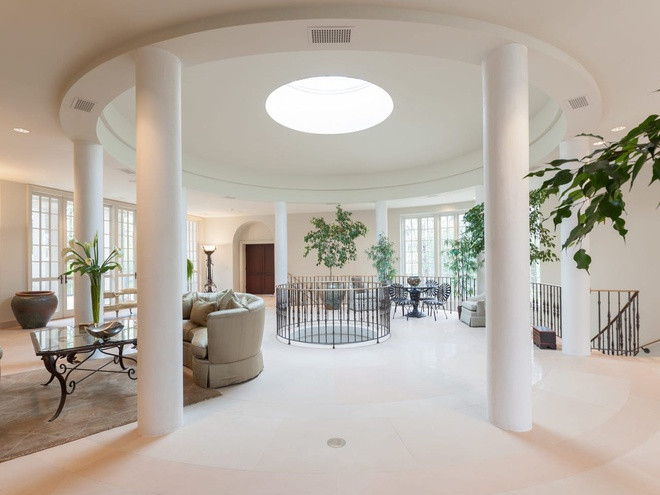 Trong khi đó, một số phòng khác, như phòng khách này, có thiết kế hiện đại với không gian nhiều ánh sáng tự nhiên.