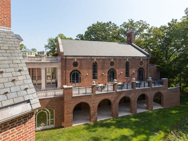 Khi Steve Phillips mua ngôi nhà vào năm 2002, nó đã bị bỏ hoang hơn một thập kỷ và có cả gấu mèo sống bên trong.