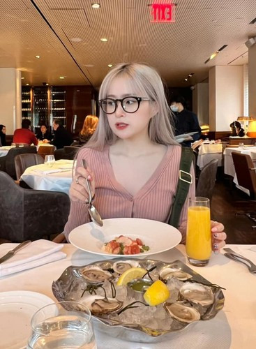 Trong 4 năm, Chao sẽ phải chi trả khoảng 6,8 tỷ đồng cho khoản này, đây là một con số “khổng lồ” đối với nhiều người. Đáng nói, trước đó, khi học cấp 3, cô cũng đã được học trường quốc tế Anh tại Hà Nội, với mức học phí cũng rơi vào khoảng 700 triệu đồng mỗi năm.