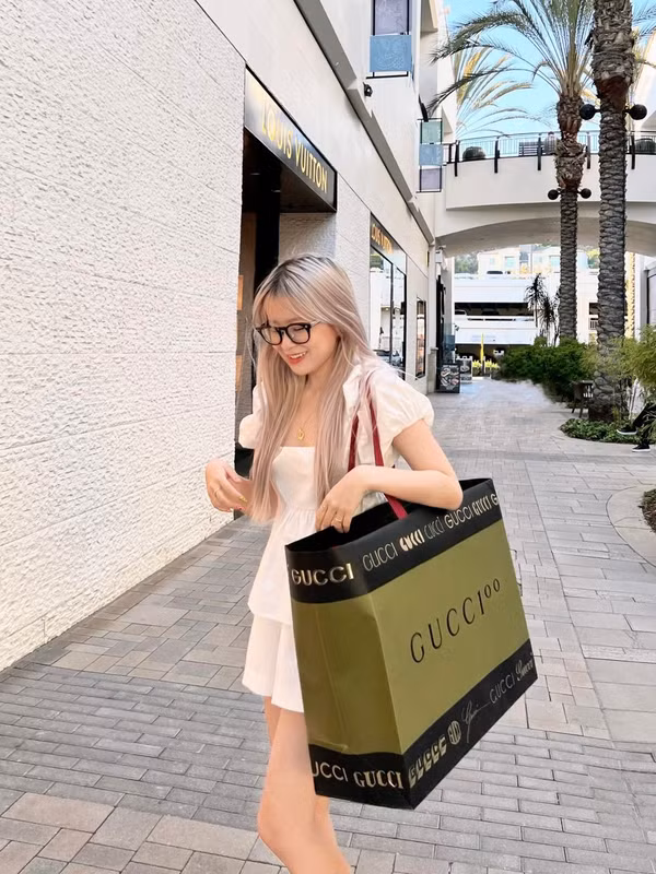 Như nhiều rich kid khác, Chao cũng có niềm đam mê với đồ hiệu. Quần áo, phụ kiện và túi xách của Chao đều đến từ các “ông lớn” trong ngành thời trang như Hermes, Dior, Louis Vuitton, Balenciaga, Burberry,...