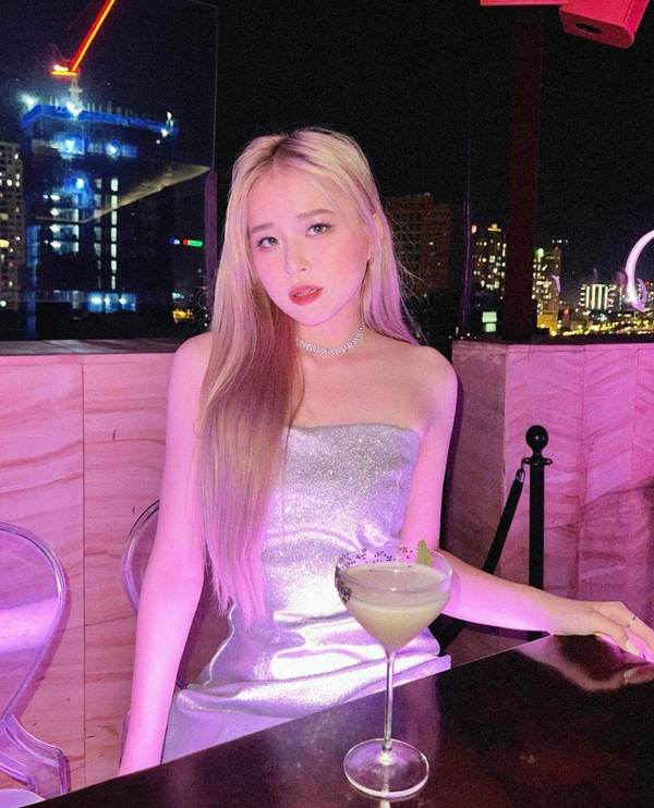 Thậm chí, Chao còn có hẳn tài xế riêng, đi xế hộp của gia đình đến trung tâm thương mại để thoải mái mua sắm. Nhiều người hâm mộ chỉ hóng các clip để xem cô nàng “đập hộp” đồ hiệu mới.