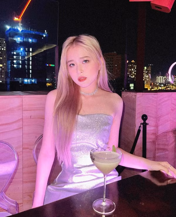 Thậm chí, Chao còn có hẳn tài xế riêng, đi xế hộp của gia đình đến trung tâm thương mại để thoải mái mua sắm. Nhiều người hâm mộ chỉ hóng các clip để xem cô nàng “đập hộp” đồ hiệu mới.