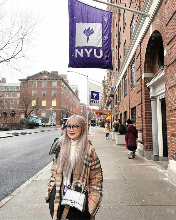 Một trong những lý do khiến các đoạn clip với tựa đề Một ngày của Chao trở nên “viral” khắp các trang mạng xã hội của cô nàng cũng một phần vì độ chi tiền “không tiếc tay” của Chao khi mua đồ hiệu.