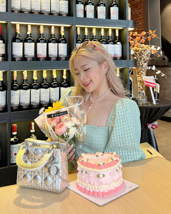 Theo như tiết lộ của Chao trong một lần trả lời fan, số tiền bao gồm học phí và ký túc xá của cô nàng trong 1 năm lên đến 70.000 USD (tương đương gần 1,7 tỷ đồng).