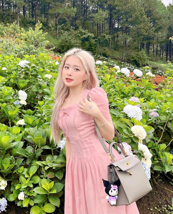 Trong số đó phải kể đến là chiếc túi Louis Vuitton Multi Pochette được Chao yêu thích, có mặt trong nhiều bức ảnh của cô, có giá khoảng 38.5 triệu đồng, hay chiếc túi Balenciaga trắng khoảng 35 triệu đồng mà nàng hot girl Gen Z đeo mỗi khi xuống phố.