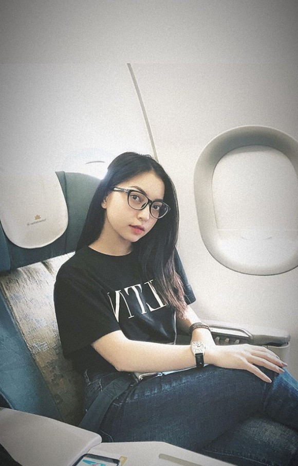 Bên cạnh việc bị cho rằng đi copy lại dòng trạng thái trên mạng, thời gian gần đây, những lần "thả tim" qua lại của Nhật Lê và Quang Hải cũng lọt vào tầm ngắm của CĐM.