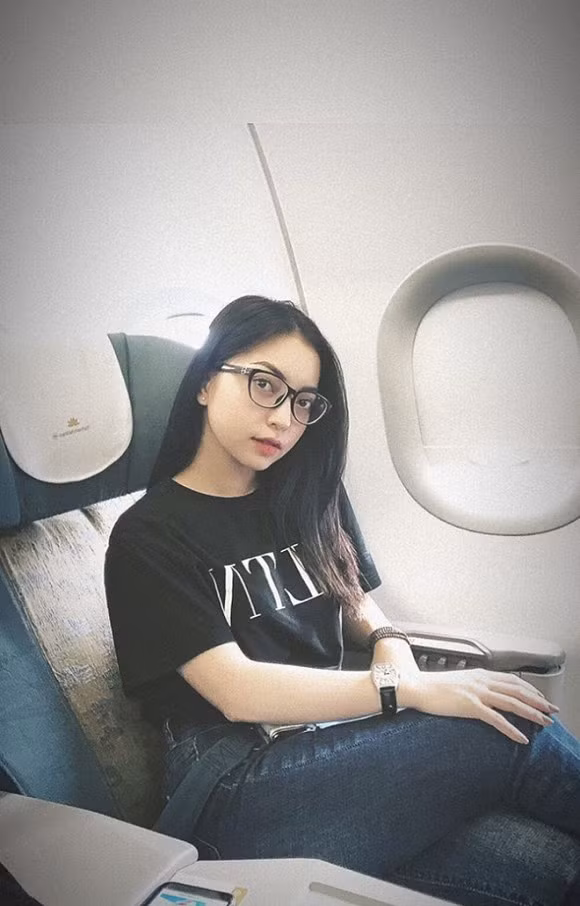 Bên cạnh việc bị cho rằng đi copy lại dòng trạng thái trên mạng, thời gian gần đây, những lần "thả tim" qua lại của Nhật Lê và Quang Hải cũng lọt vào tầm ngắm của CĐM.