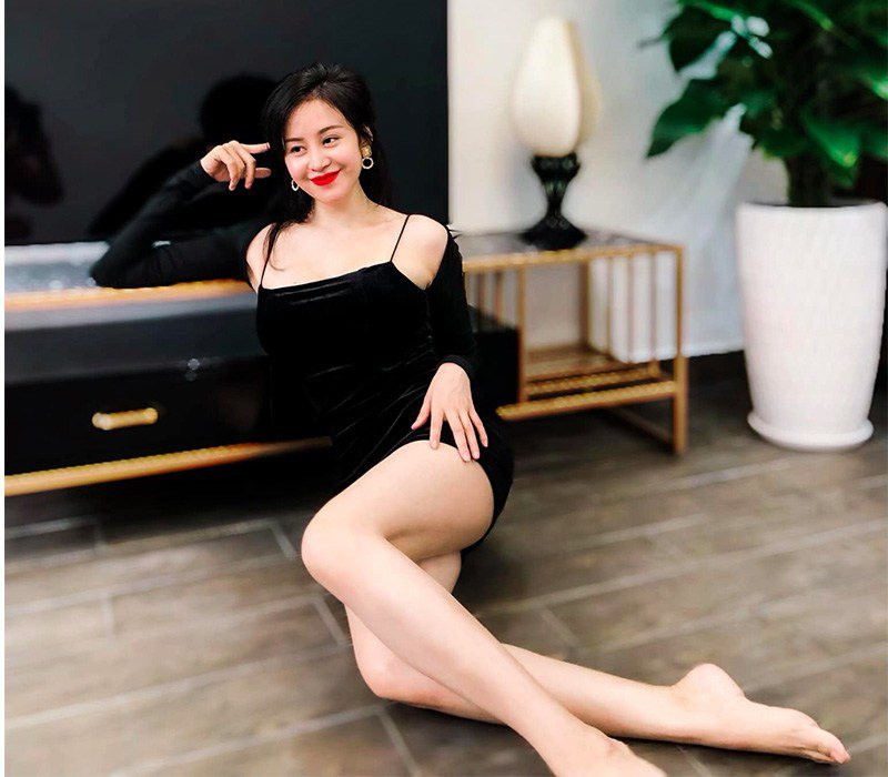 Trên trang cá nhân, Bà Tưng từng khoe những bức ảnh được chụp tại nhà riêng cực quyến rũ và sang chảng khiến ai nhìn cũng thích mê.