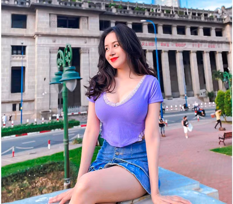 Gái xinh quê Nghệ An thường chọn áo kín cổng cao tường, che chắn cẩn thận, tuy nhiên, riêng chân hở bao nhiêu cũng được.