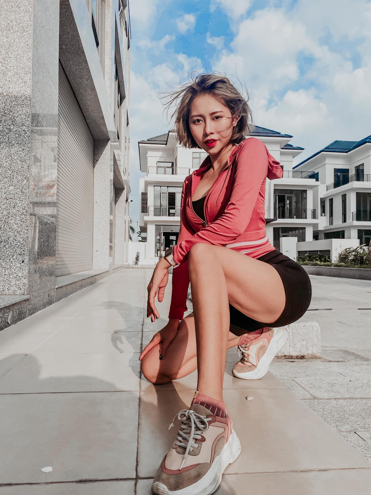 Dù đã sở hữu hình thể đẹp "chuẩn không cần chỉnh" Phương Thoa vẫn miệt mài tập luyện để giữ form người và cũng nhờ đó, cô nàng nhận thêm không ít lời khen từ netizen.