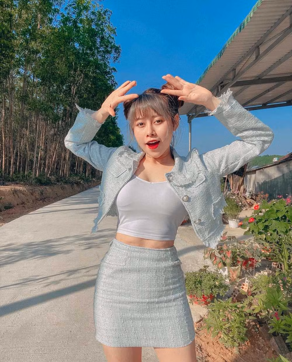 Sau thời gian tạo được sự chú ý, Phương Thoa tiếp tục được nhiều bạn trẻ "nhớ mặt quen tên" hơn khi tham gia diễn xuất trong chuỗi tập phim ngắn "chủ tịch giả vờ và cái kết".