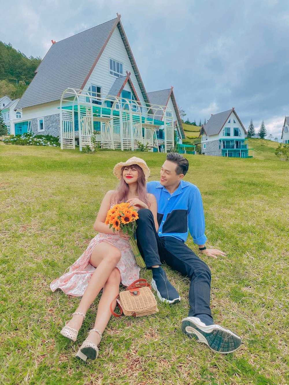 Ngoài sự nghiệp ổn định, được yêu mến bởi tính cách "khùng" đáng yêu qua nhiều đoạn video hài hước, Phương Thoa còn là cô nàng khiến công chúng xao xuyến trước ngoại hình xinh đẹp.