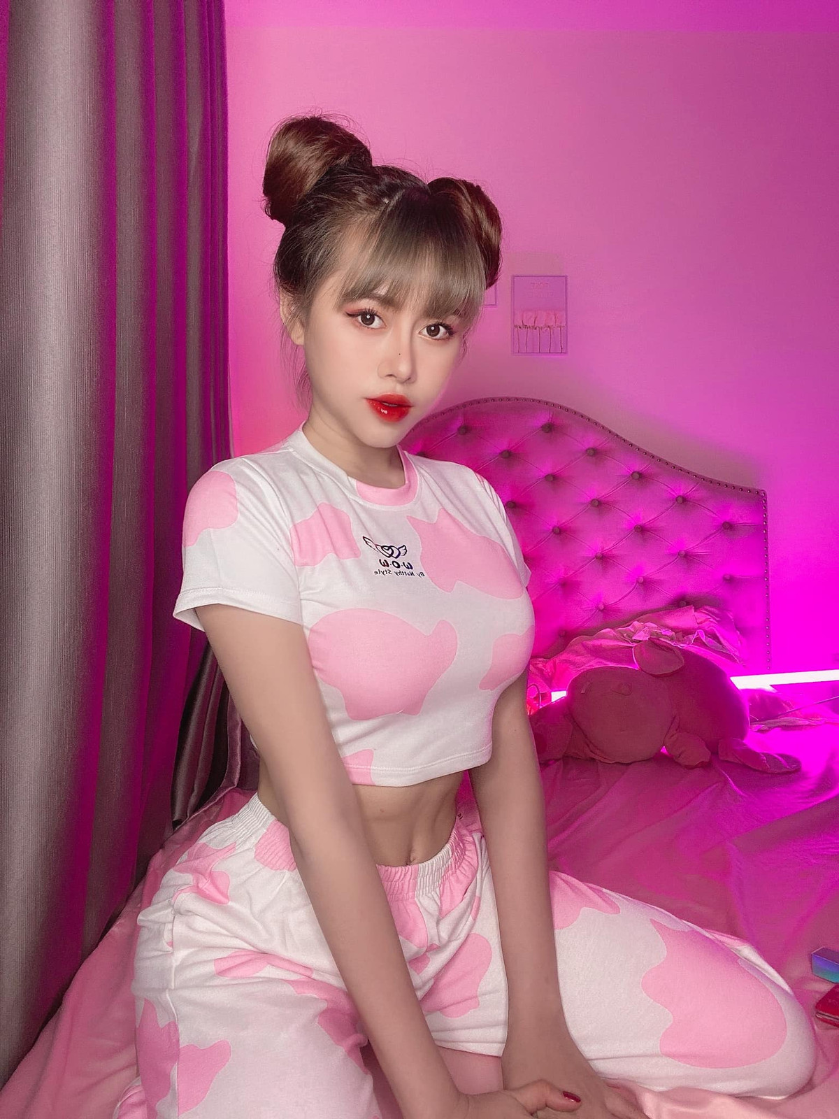 Phương Thoa còn được nhiều người mến mộ bởi chuyện tình cảm cực lãng mạn, đáng yêu cùng anh chàng hot TikToker - Chí Thanh.