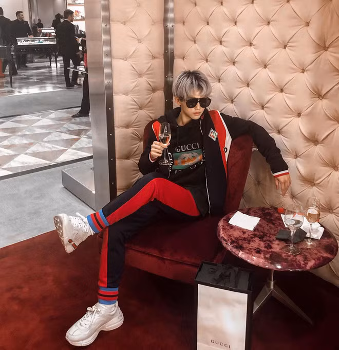 Một điều thú vị là nhìn Quang Nhất giống khá nhiều người nổi tiếng, người thì nhận xét chàng trai trẻ giống với nam diễn viên Yoon Trần, người thì nói Nhất trông y hệt Kim Bum thời trẻ, cũng có ý kiến cho rằng Nhất nom na ná V (BTS) hay Jinhwan (iKon).