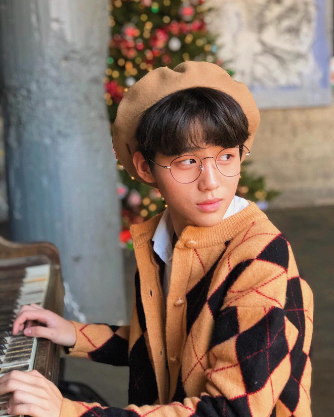 Dù mới 15 tuổi nhưng cậu bạn này đã ra dáng nam thần tương lai. Nhất có gương mặt nhỏ, rất ưa nhìn và phong thái đậm chất Hàn Quốc.