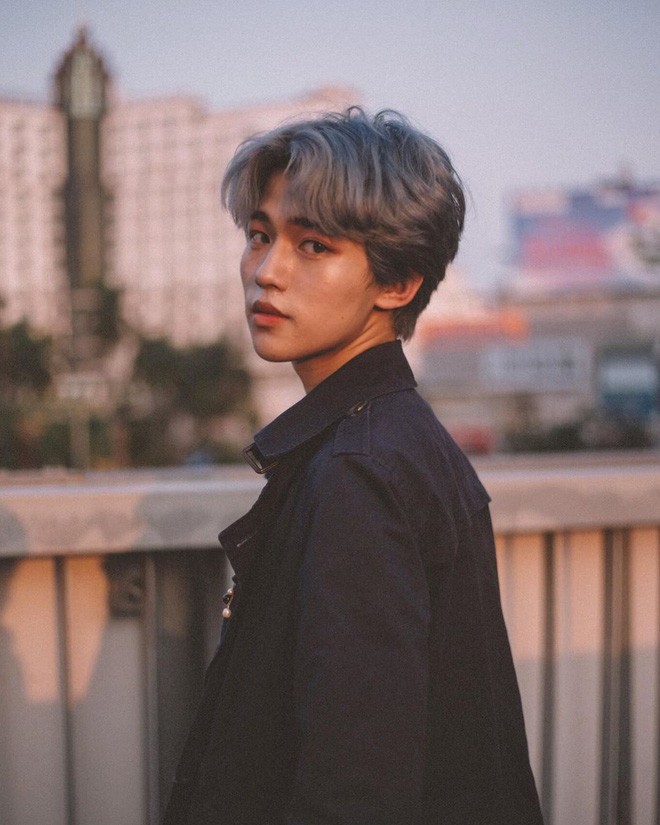 Dù mới 15 tuổi nhưng trong hội rich kid Việt, Nhất Hoàng cũng là nhân vật "có số, có má" không chỉ bởi xuất thân giàu có mà còn bởi gương mặt ưa nhìn, phong cách ăn mặc đậm chất Hàn Quốc nên thường xuyên xuất hiện trong nhóm thích ngắm trai đẹp.