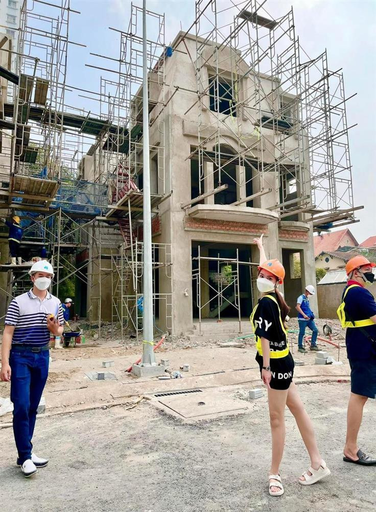 Cũng trong lần lên sóng này, "nữ đại gia quận 7" tiết lộ xây nhà tặng cho bố mẹ và con cái giải trí.